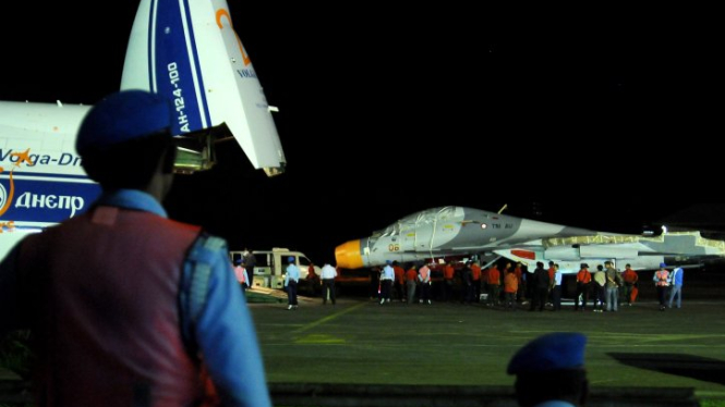 Pesawat Tempur Sukhoi SU-30 MK 2 milik TNI AU saat diturunkan dari pesawat angkut Antonov di Pangkalan Udara Hasanuddin, Makassar.