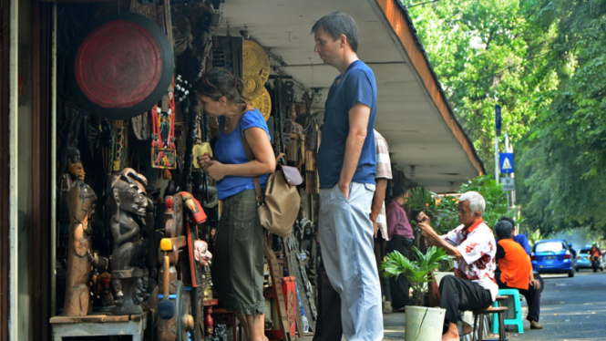 Pedagang Barang Antik di Jalan Surabaya