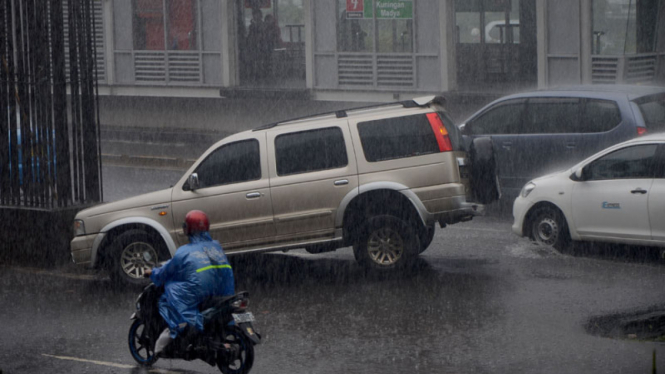 Mobil Terperosok Akibat Hujan Deras