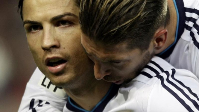 Pemain Real Madrid, Cristiano Ronaldo (kiri) bersama Sergio Ramos