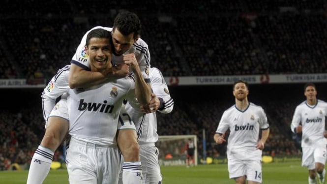 Pemain Real Madrid merayakan gol Cristiano Ronaldo