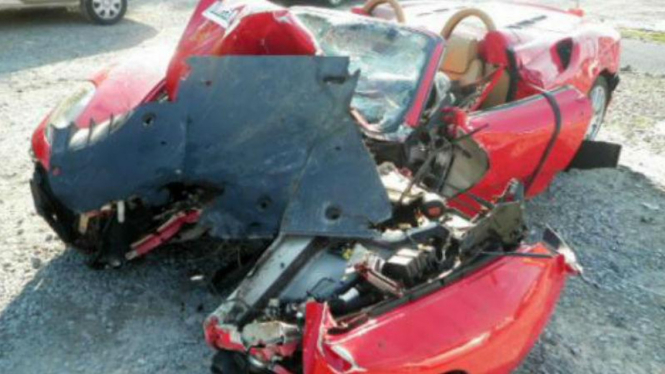 Ferrari F430 mengalami kecelakaan di Amerika Serikat