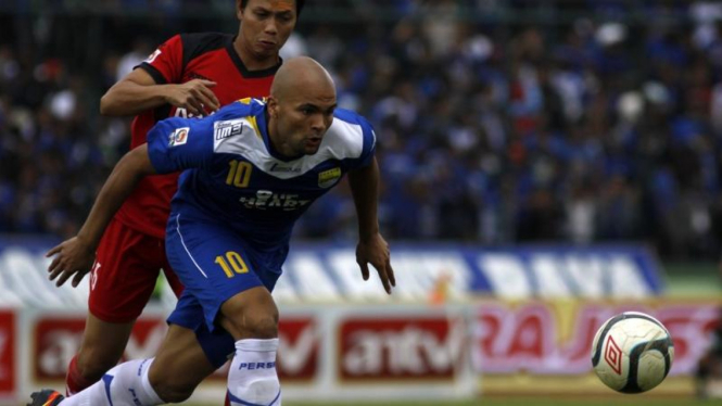 Penyerang Persib Bandung, Sergio van Dijk (biru)