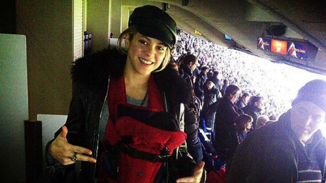 Shakira dan Milan menonton Gerard Pique di Camp Nou