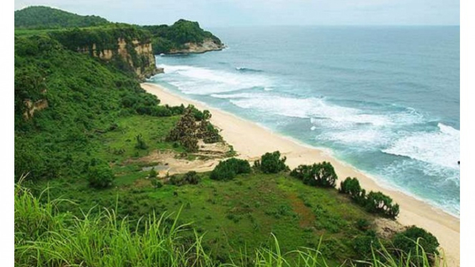 Pantai Buyutan Keindahan Berteman Sepi Viva