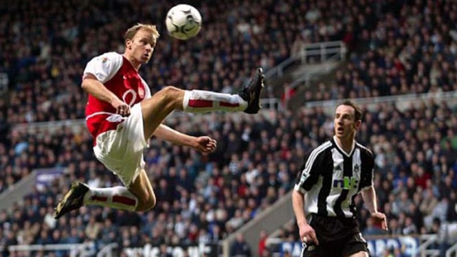 Dennis Bergkamp (kiri) saat memperkuat Arsenal