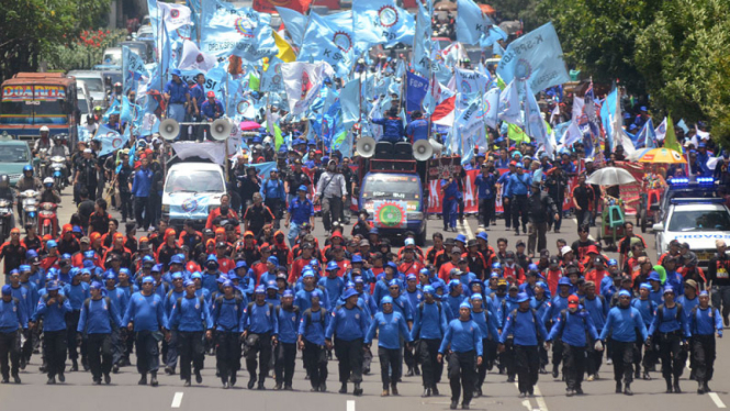 Aksi Unjukrasa Buruh Menolak Penangguhan UMP/UMK 2013