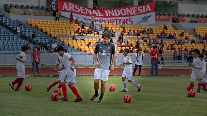 Robert Pires Melatih Anak-anak Indonesia