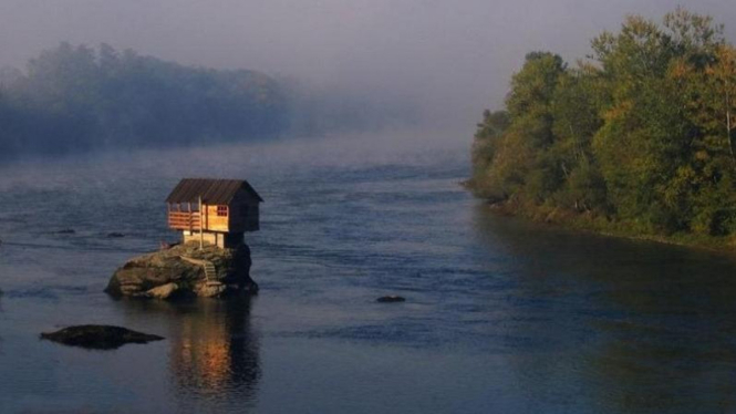 rumah di sungai drina