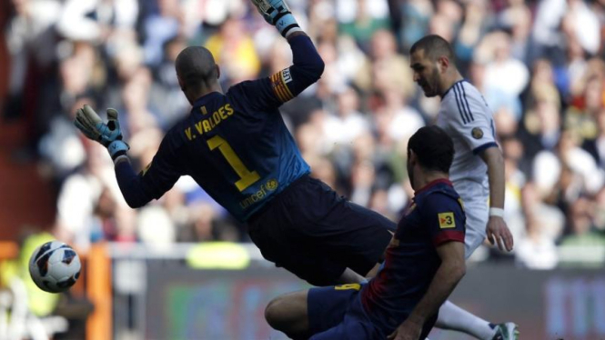 Pemain Real Madrid, Karim Benzema, menjebol gawang Barcelona