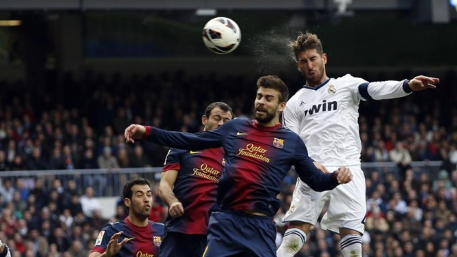 Pemain Real Madrid, Sergio Ramos (putih) saat bobol gawang Barcelona