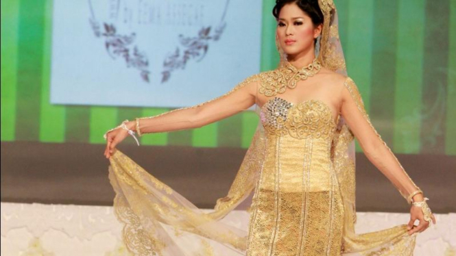 Cantik Dengan Kebaya Pengantin Berhias Swarovski