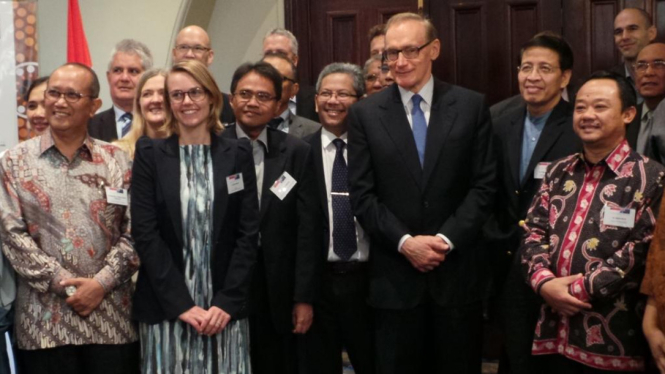 Menlu Bob Carr (tengah) dalam Dialog Australia-Indonesia di Sydney