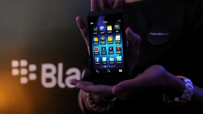 Model menunjukkan smartphone Blackberry Z10 saat peluncuran di Jakarta, (4/3/2013)