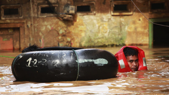 Banjir Kiriman Menggenangi Kampung Pulo