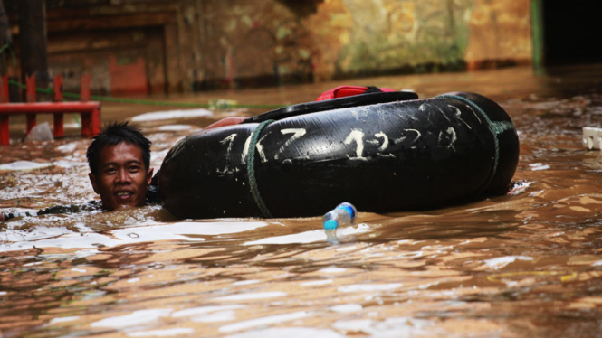 Banjir Kiriman Menggenangi Kampung Pulo