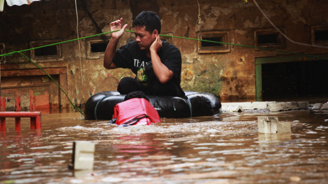 Banjir Kiriman Menggenangi Kampung Pulo