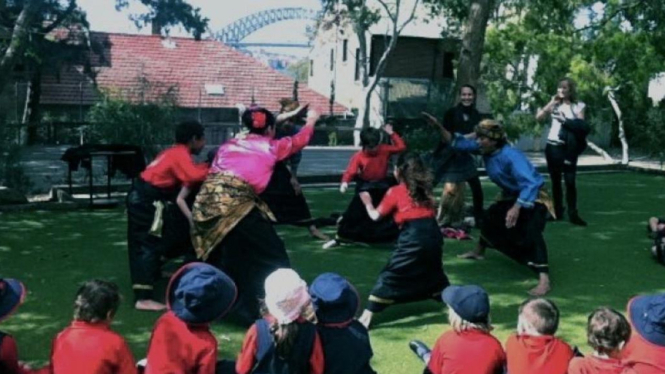 Anak-anak sekolah di negara tetangga belajar tarian tradisional Indonesia.