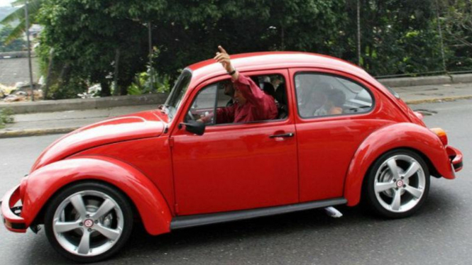 Hugo Chavez mengendarai VW Beetle