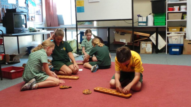 Anak-anak Sekolah Dasar di Australia bermain congklak di ruang kelas
