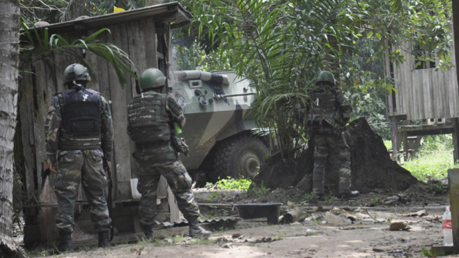 Tentara Malaysia Berpatroli di Kampung Tanduo