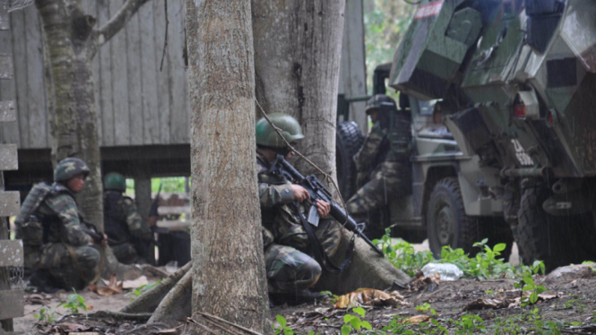 Tentara Malaysia Berpatroli di Kampung Tanduo