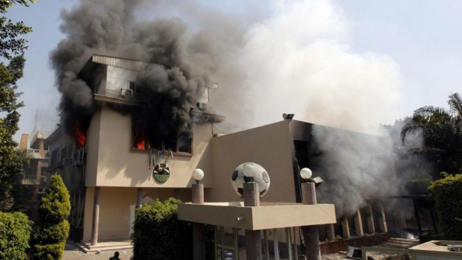 Bangunan Asosiasi Sepakbola Mesir (EFA) dibakar suporter Al-Ahly
