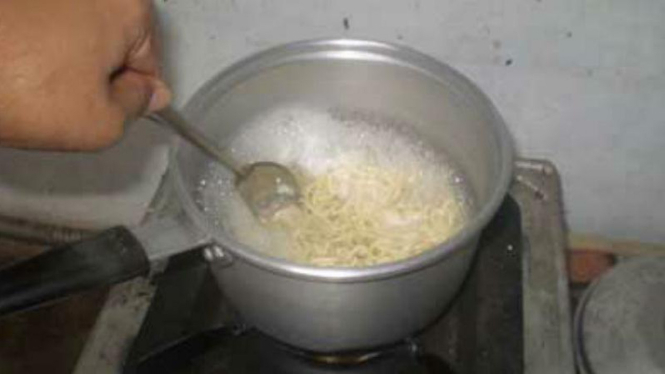 Memasak mie instant