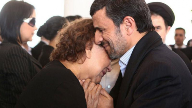 Ahmadinejad memeluk istri mendiang Hugo Chavez