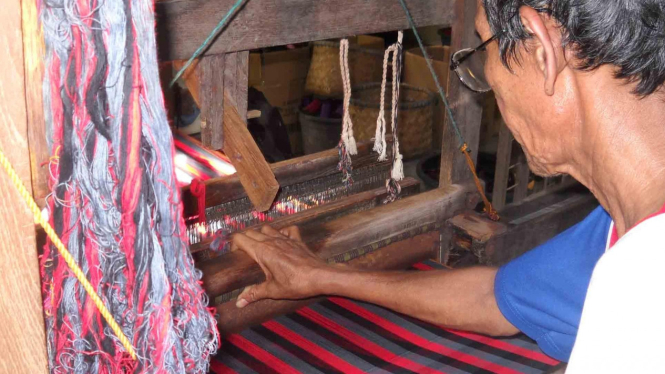 Proses pembuatan tenun lurik tradisional.