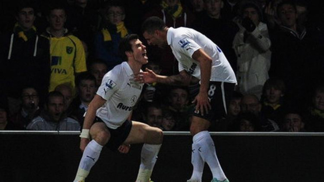 Gareth Bale dan Kyle Walker
