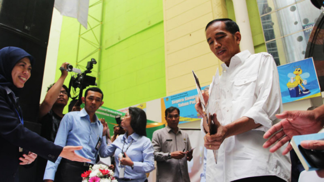 Jokowi Isi SPT Pajak di Pasar Tanah Abang