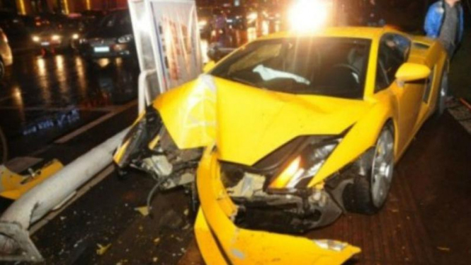 Lamborghini Gallardo mengalami kecelakaan di China
