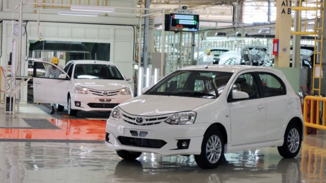 Perakitan mobil Toyota Etios di Karawang