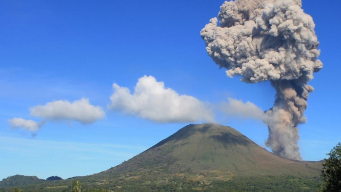 Gunung Lokon meletus