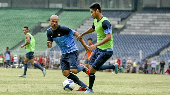 Timnas Indonesia Berlatih Ditengah Hujan