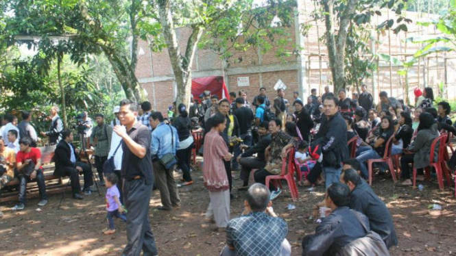 Jemaat Gereja HKBP Setu berkumpul tolak pembongkaran