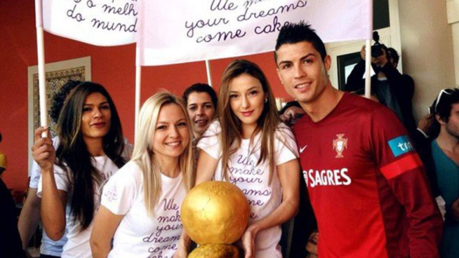Cristiano Ronaldo (kanan, merah) dan kue berbentuk Ballon d'Or