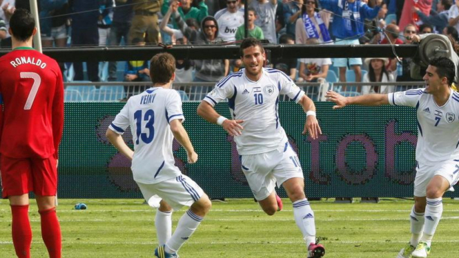 Pemain Israel merayakan gol ke gawang Portugal