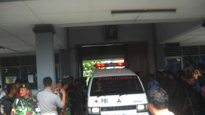 Ambulans membawa korban penembakan di Lapas Cebongan, Sleman, DIY