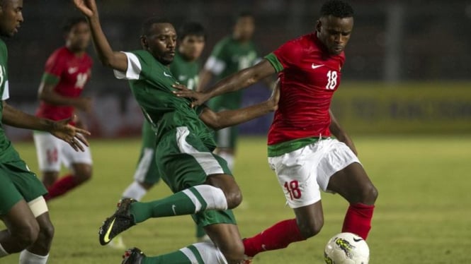 Pemain Indonesia, Greg Nwokolo (merah), saat melawan Arab Saudi