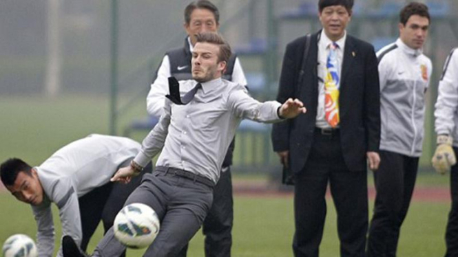 David Beckham terpeleset saat lakukan free kick