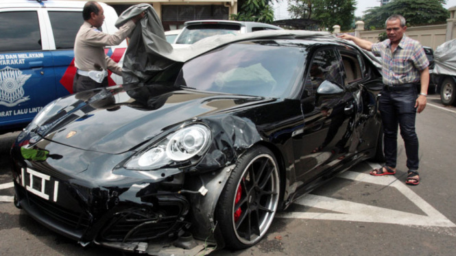 kecelakaan porsche di sudirman 24 maret 2013