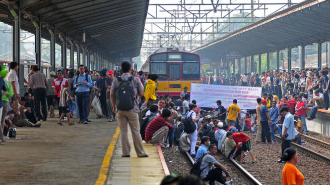 blokir jalur kereta bekasi