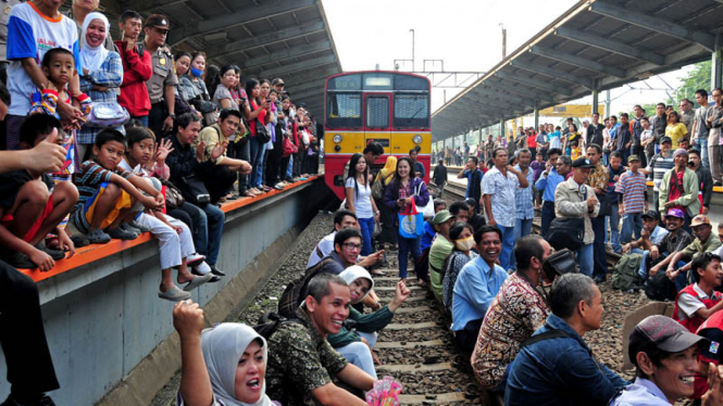 blokir jalur kereta bekasi