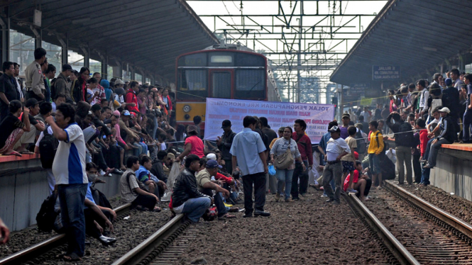 blokir jalur kereta bekasi