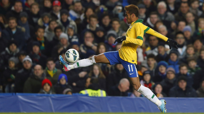 Pemain Brasil Neymar mengontrol bola saat melawan Rusia