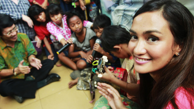 Atiqah Hasiholan dan Kak Seto Nyanyi Bersama Anak Jalanan