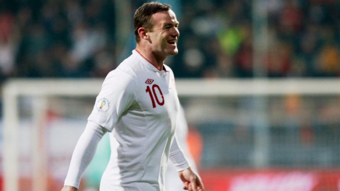 Wayne Rooney merayakan gol ke gawang Montenegro