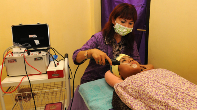 Tenaga kerja ahli melakukan perawatan wajah pengunjung Balai Latihan Kerja (BLK) di Bondowoso, Jawa Timur